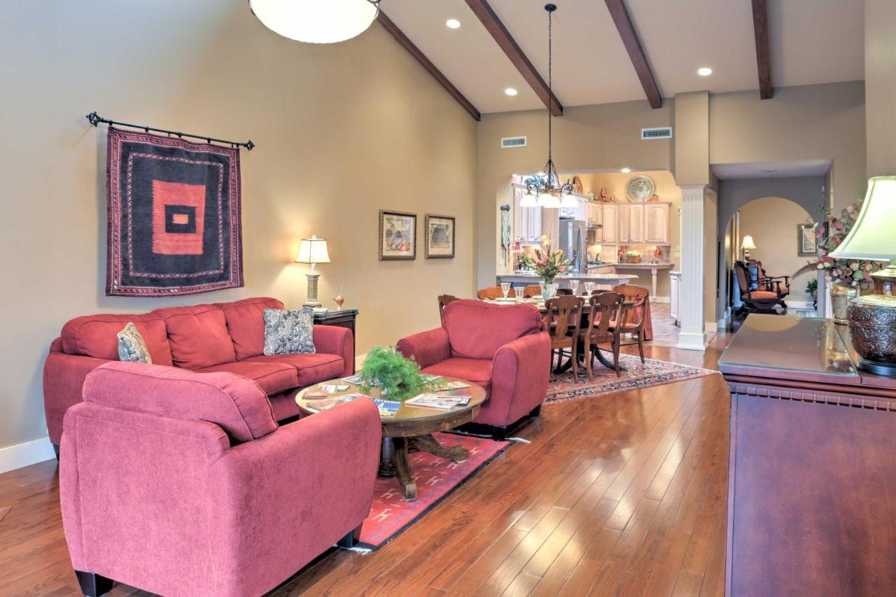 Beautiful Central Fayetteville Townhome With Views! Exterior photo