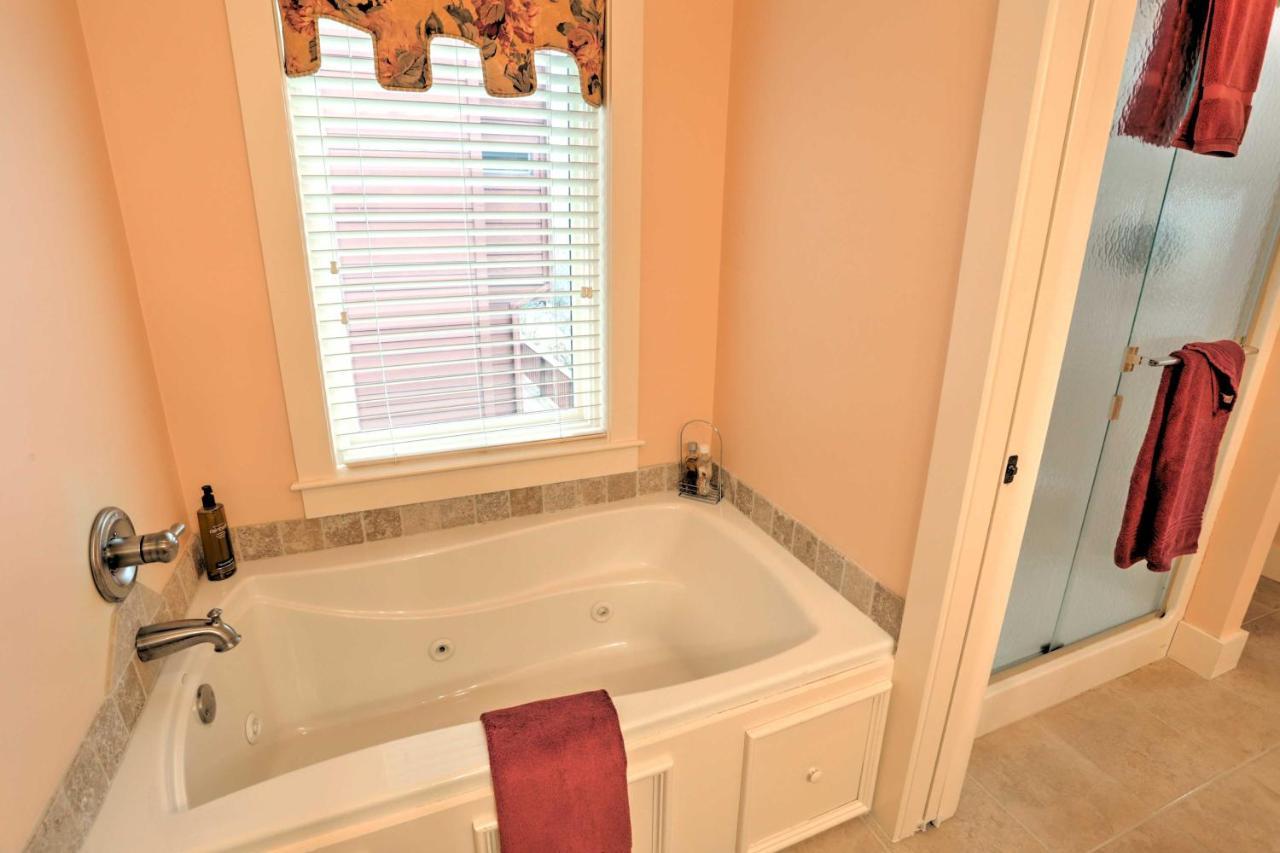 Beautiful Central Fayetteville Townhome With Views! Exterior photo